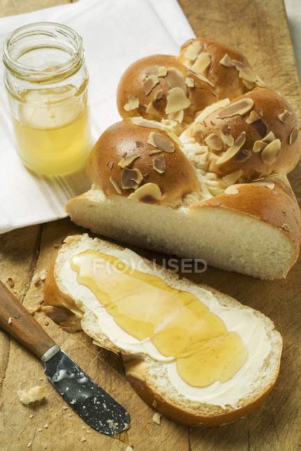Pane con burro e miele — Foto stock