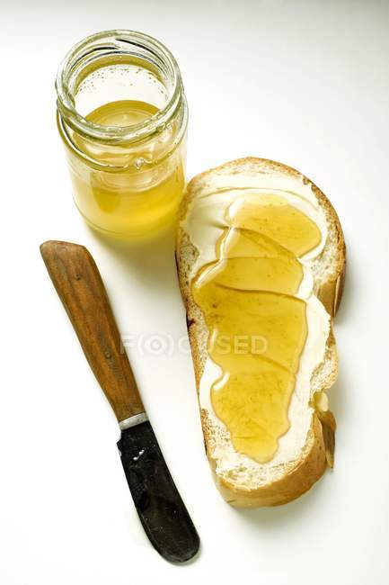 Rebanada de pan con mantequilla - foto de stock