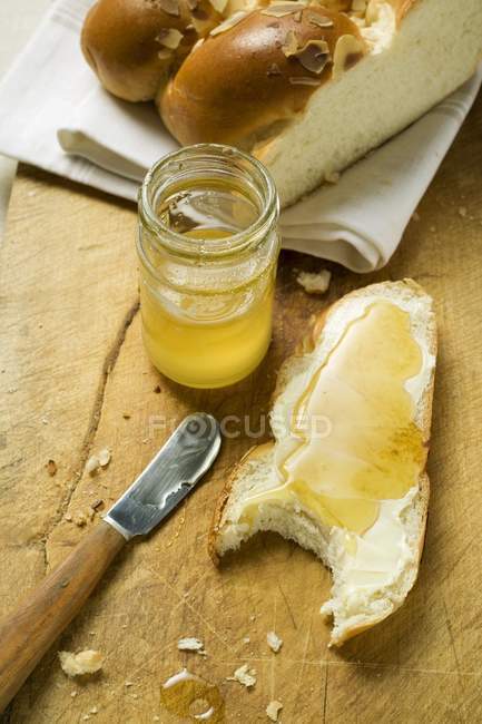 Шматочок хліба з маслом — стокове фото