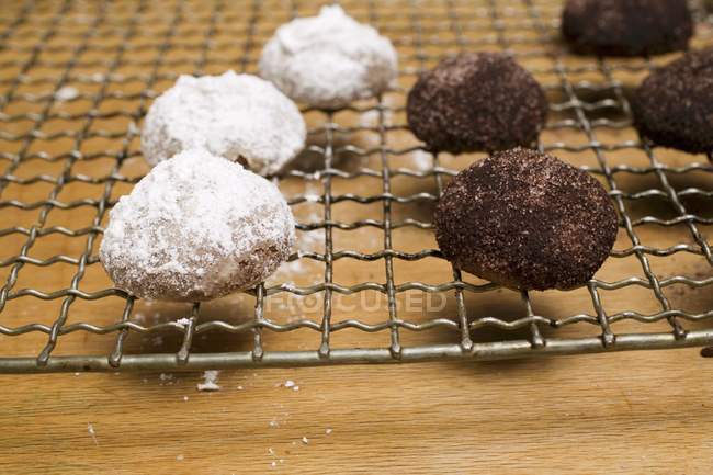 Biscuits enrobés de cacao et de noix de coco — Photo de stock
