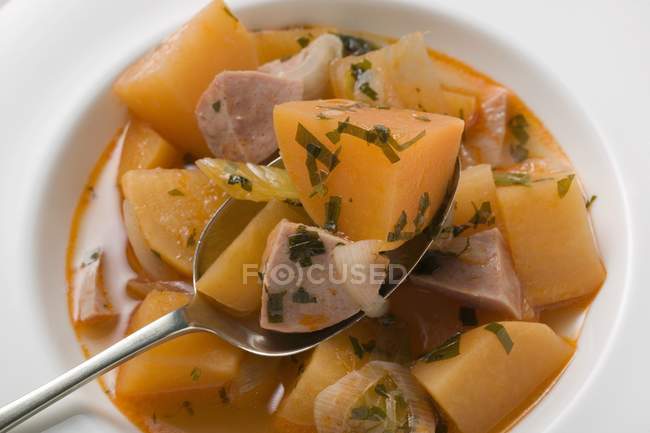 Ragoût de pommes de terre à la saucisse — Photo de stock