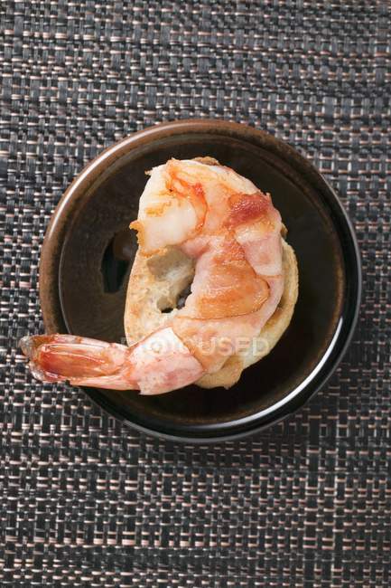 Bacon-wrapped prawn — Stock Photo