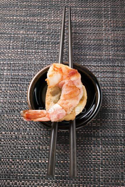 Crevette royale enveloppée de bacon — Photo de stock