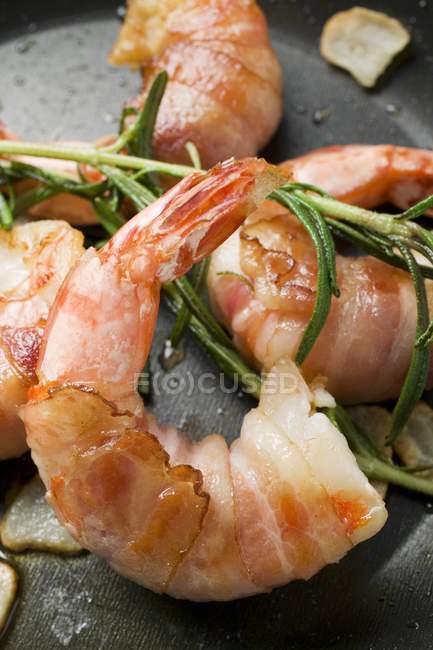 Bacon-wrapped king prawns — Stock Photo