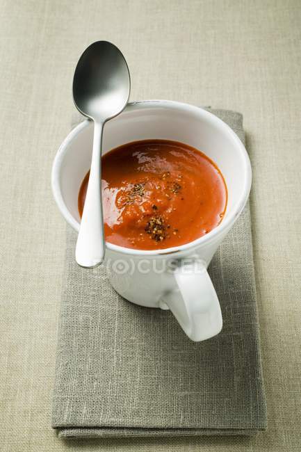 Sopa de creme de pimenta vermelha em copo branco — Fotografia de Stock