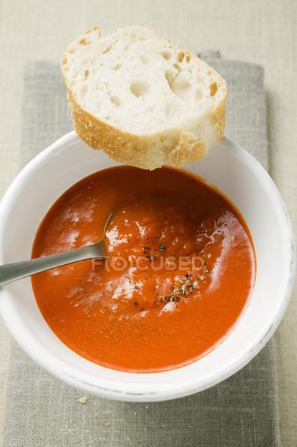 Sopa de crema de pimienta roja en taza - foto de stock