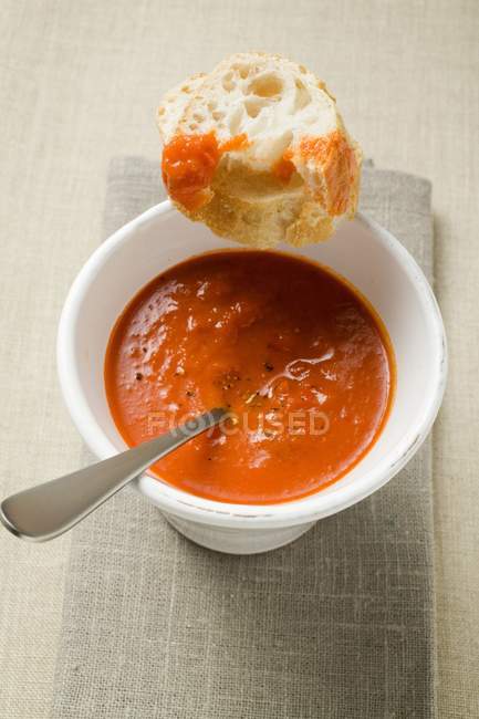 Вершковий суп з червоного перцю в чашці — стокове фото