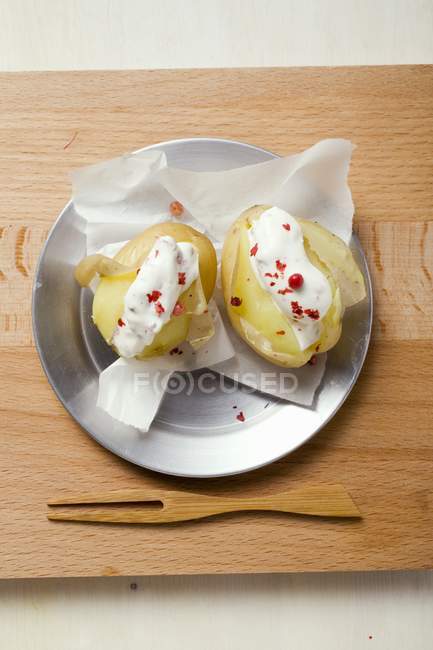 Potatoes with sour cream and red pepper — Stock Photo