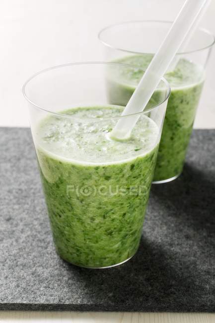 Дві склянки трав'яного напою — стокове фото
