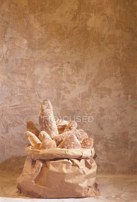 Productos de pan en bolsa de papel - foto de stock