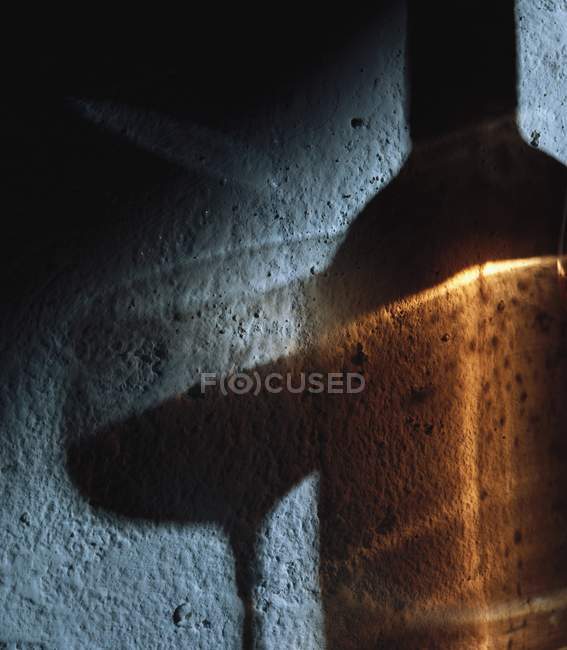 Shadows of wine glass and wine bottle on wall — Stock Photo