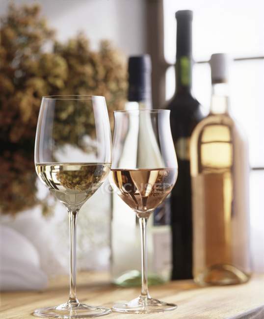 Vinho branco e rosa em copos — Fotografia de Stock