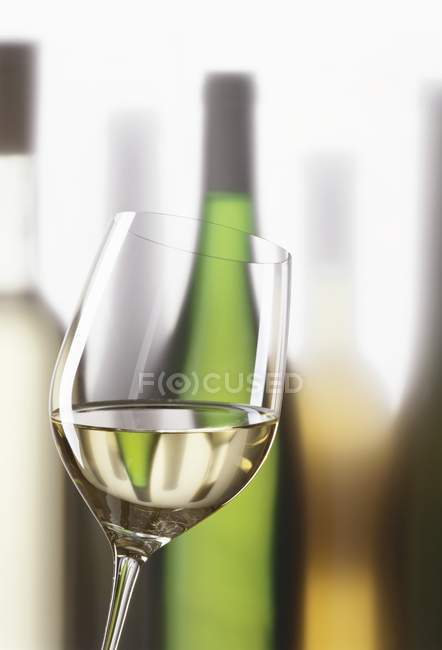 Copa de vino blanco - foto de stock