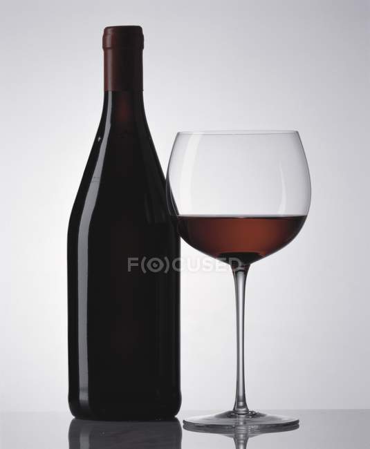 Червона пляшка вина. — стокове фото