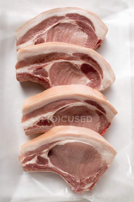 Сырая свиная отбивная — стоковое фото