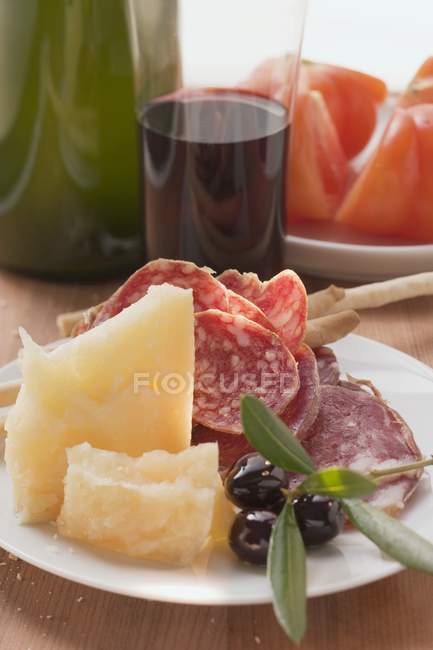 Olives et grissini sur assiette — Photo de stock