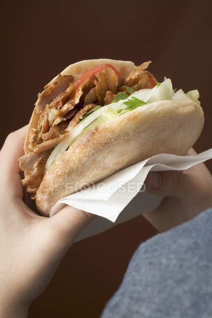 Dner kebab embrulhado em papel — Fotografia de Stock