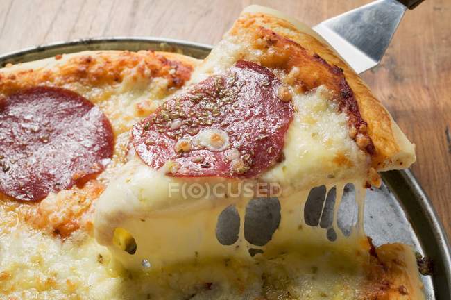 Tranche de pizza salami — Photo de stock