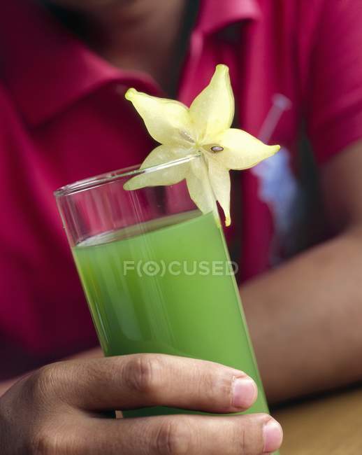 Man holding kiwi fruit juice — Stock Photo