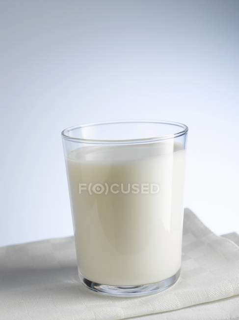 Склянка смачного молока — стокове фото