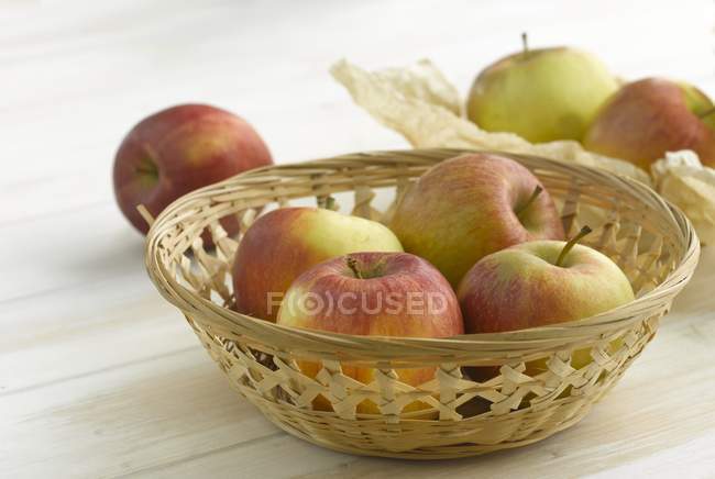 Cesta de manzanas maduras - foto de stock