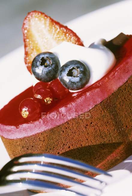 Cake topped with berry mousse — Stock Photo