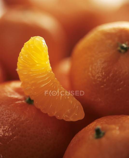 Свіжі стиглі мандаринами з сегмент — стокове фото