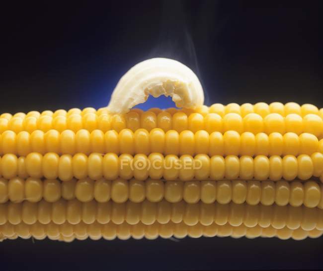 Кукурудза на коб з маслом — стокове фото