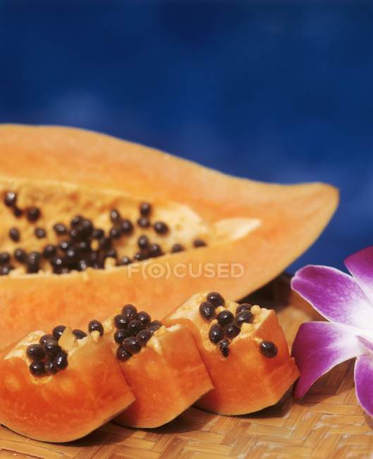 Papaya, cortada en trozos - foto de stock