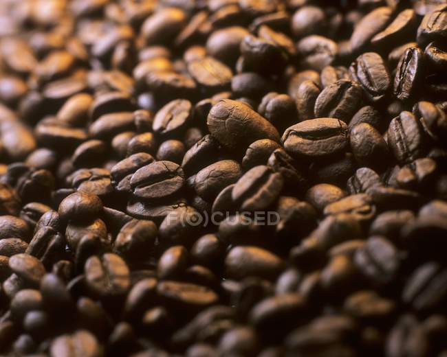 Granos de café en montón - foto de stock