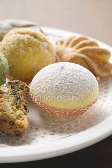 Primo piano vista di pasticcini assortiti con zucchero a velo — Foto stock