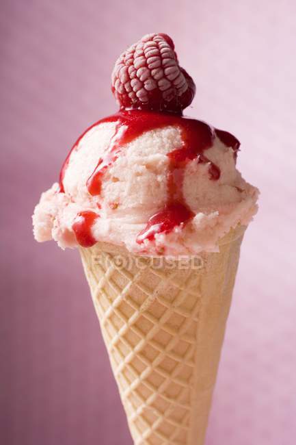 Мороженое с малиной — стоковое фото