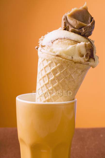 Карамельное мороженое — стоковое фото