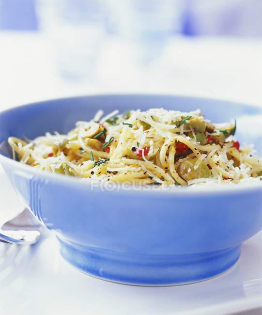 Спагетти с чили и пармезаном — стоковое фото