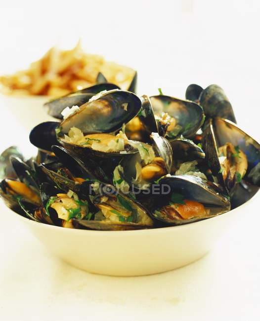 Mussels in white wine with herbs — Stock Photo