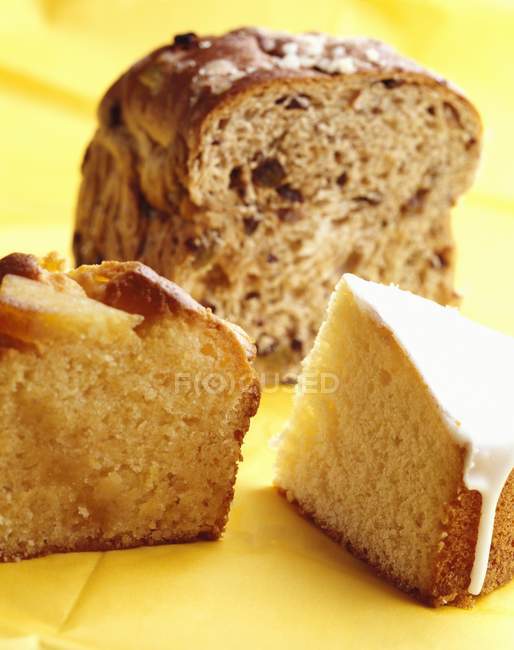 Apple cake and nut bread — Stock Photo