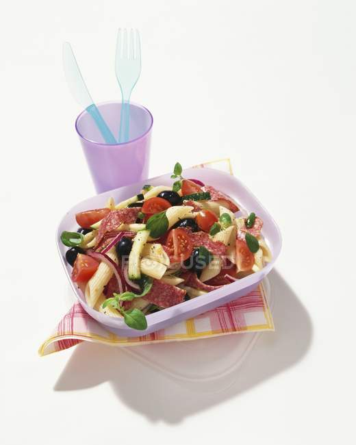 Salada de macarrão com salame — Fotografia de Stock