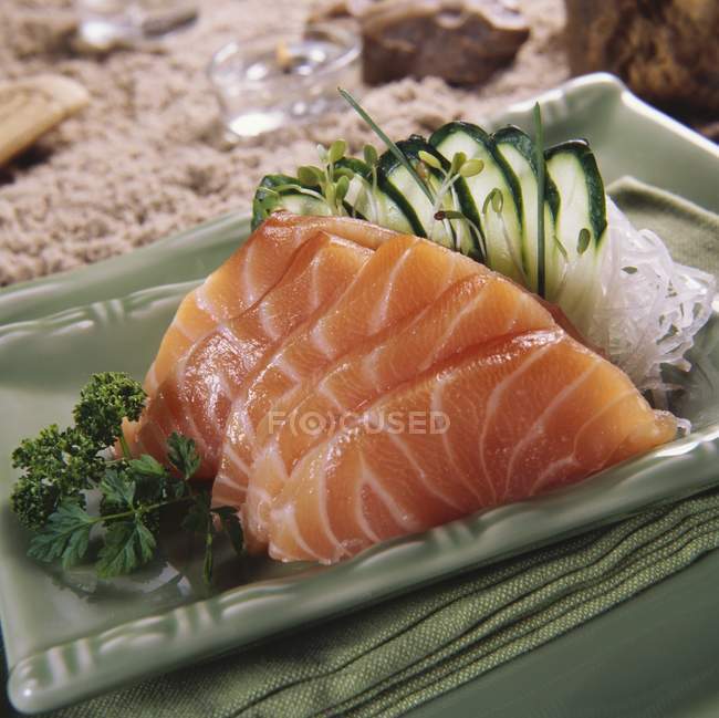 Sashimi de salmón con rodajas de pepinos - foto de stock