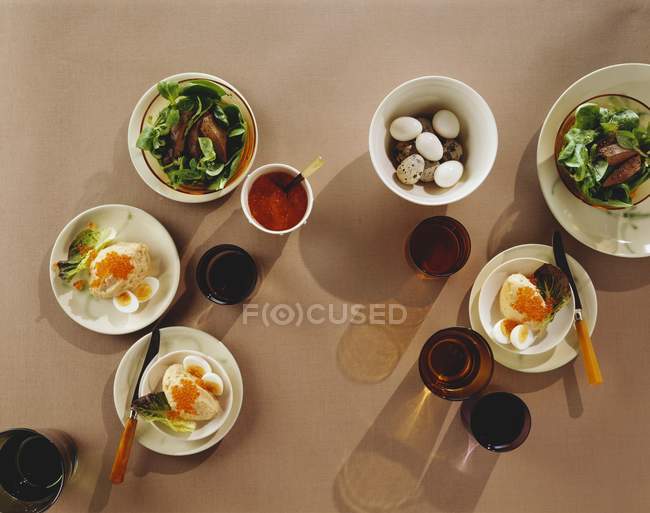 Кукурудзяний салат з яйцями — стокове фото