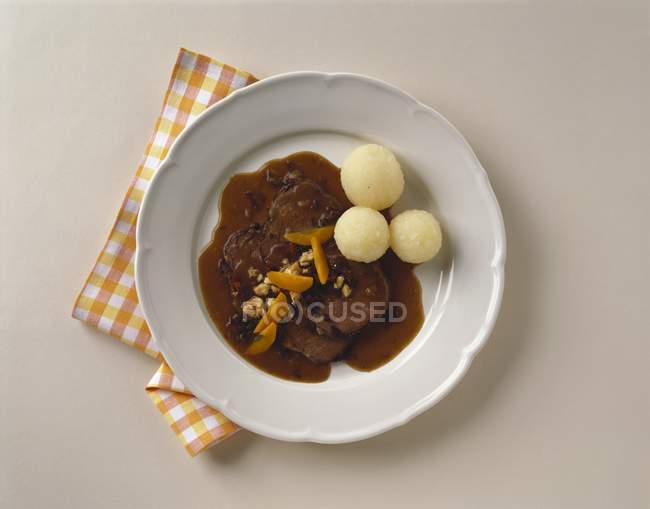 Viande cuite au moût avec pomme de terre — Photo de stock
