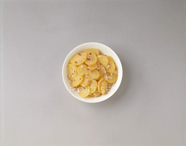 Salada de batata em tigela branca — Fotografia de Stock