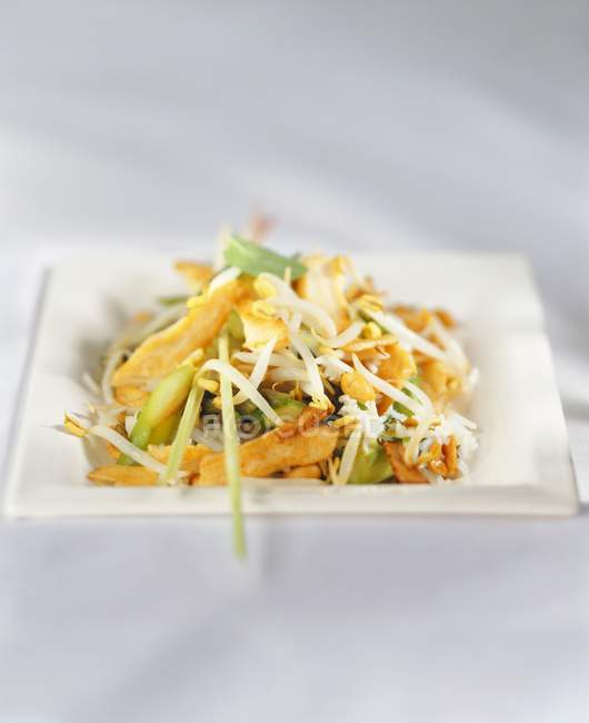 Petto di pollo con germogli di soia e asparagi su piatto bianco — Foto stock