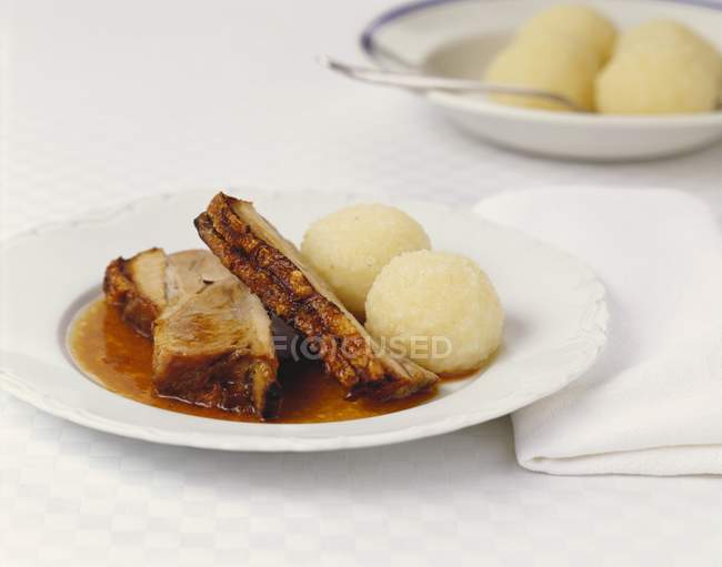 Carne di maiale con gnocchi di patate — Foto stock