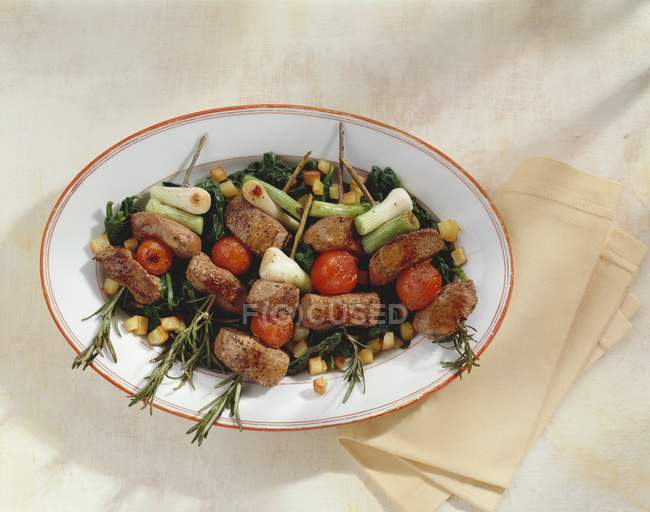 Filete de cordero y verduras - foto de stock