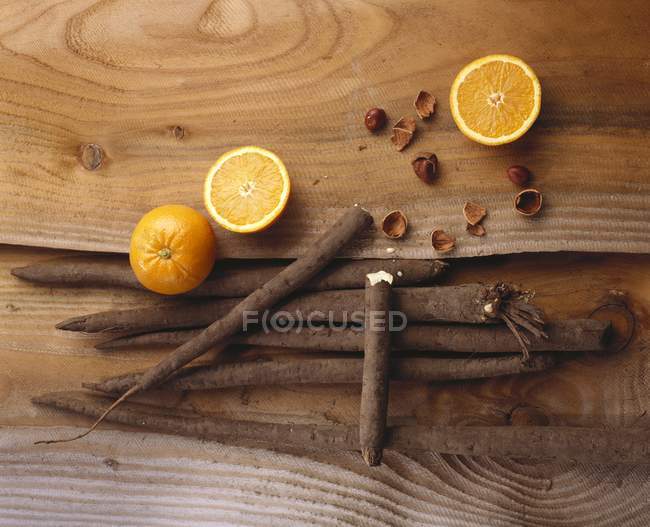 Escorzonera con naranjas y avellanas - foto de stock