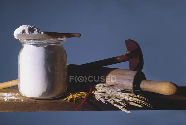 Bodegón con harina, ralladura de limón, espigas de cereales y rodillo - foto de stock