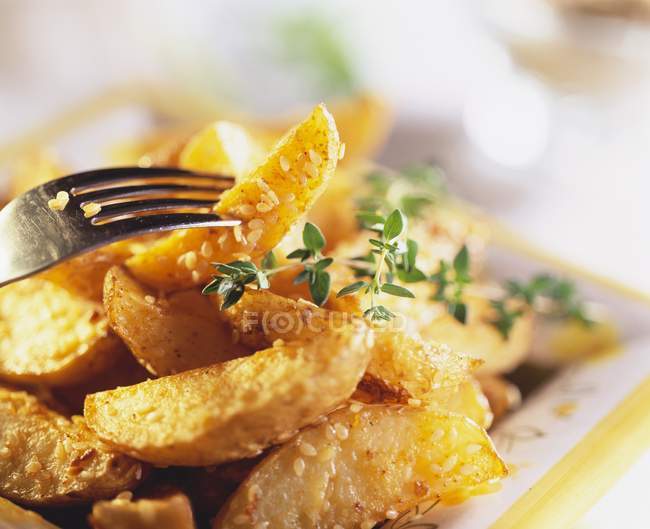 Кунжутная картошка с тимьяном — стоковое фото