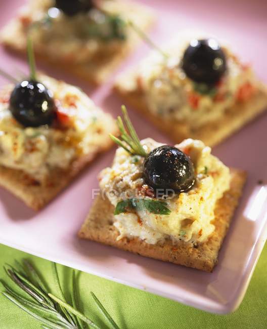 Оберджиновый крем и черные оливки — стоковое фото