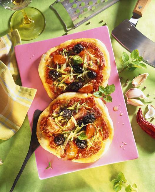 Zwei Pizzen mit Tomatensauce — Stockfoto