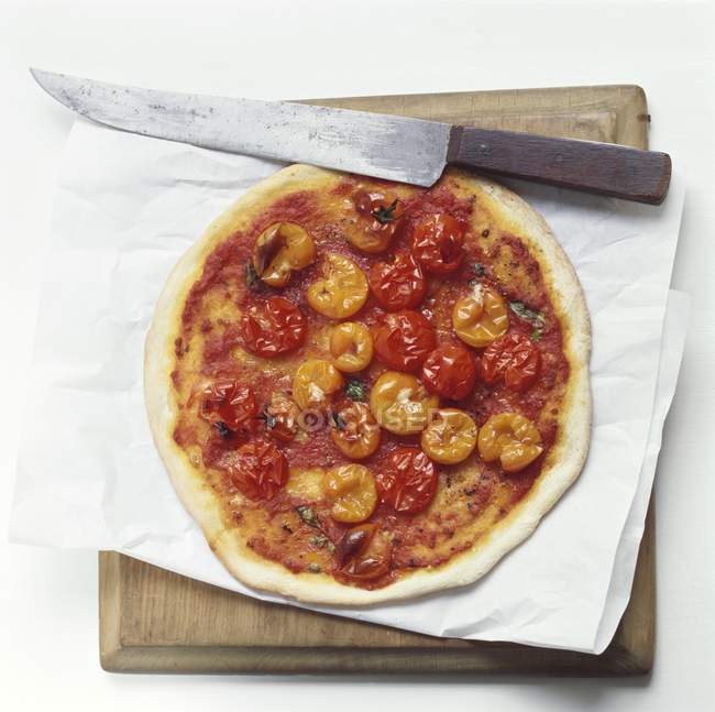 Пицца с помидорами черри — стоковое фото